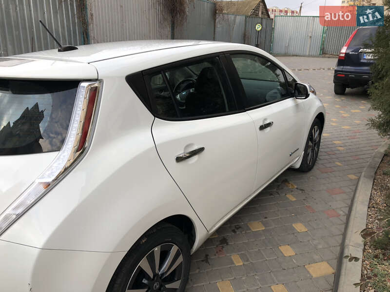 Хэтчбек Nissan Leaf 2015 в Одессе