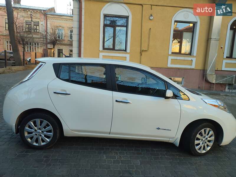 Хетчбек Nissan Leaf 2015 в Чернівцях