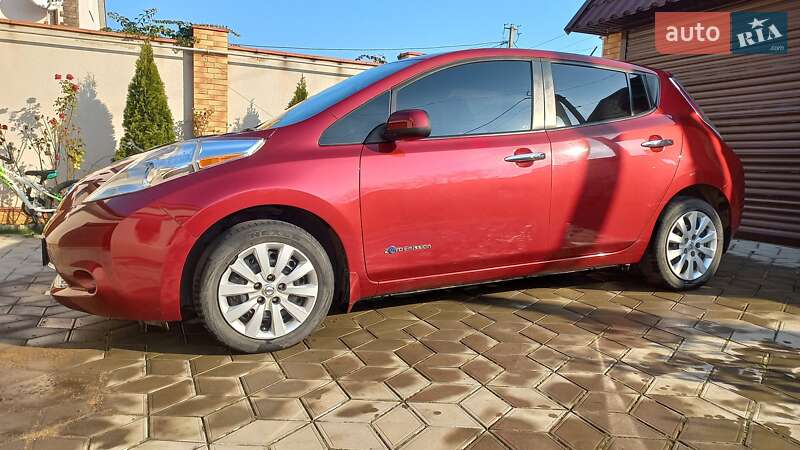 Хетчбек Nissan Leaf 2015 в 