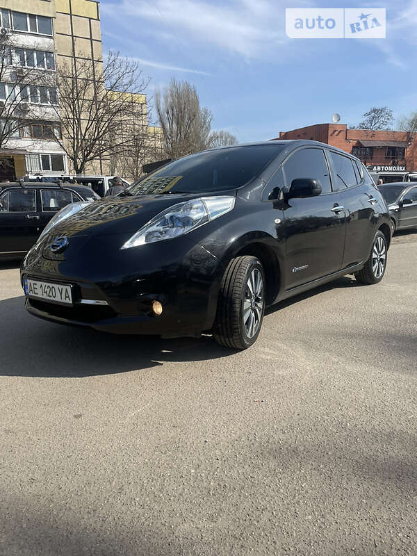 Хэтчбек Nissan Leaf 2014 в 