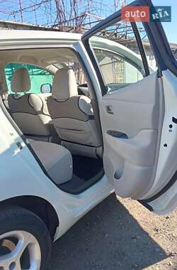 Хэтчбек Nissan Leaf 2011 в 