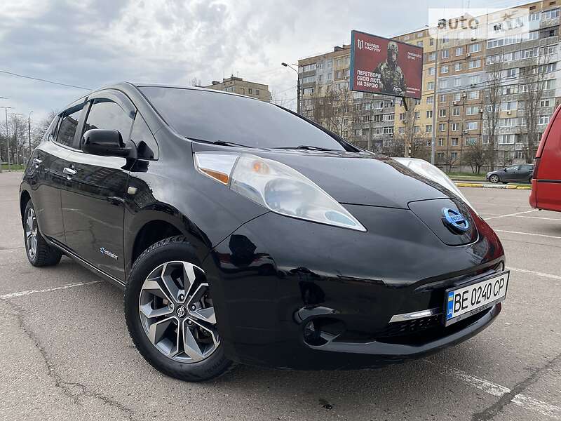 Хэтчбек Nissan Leaf 2013 в 