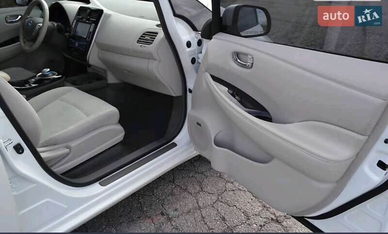 Хэтчбек Nissan Leaf 2013 в Днепре