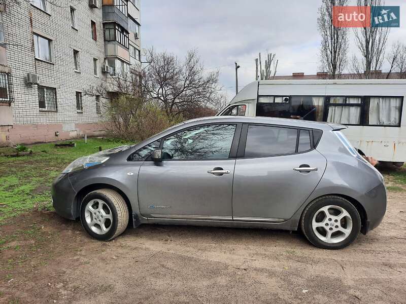 Хэтчбек Nissan Leaf 2013 в Днепре