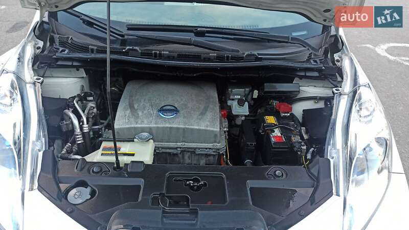 Хэтчбек Nissan Leaf 2013 в Днепре