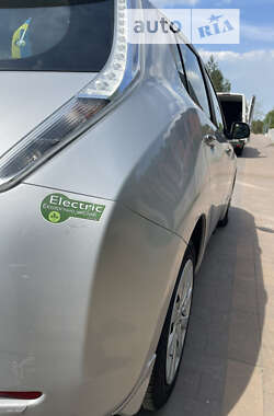 Хэтчбек Nissan Leaf 2013 в 