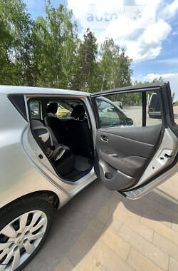 Хэтчбек Nissan Leaf 2013 в 