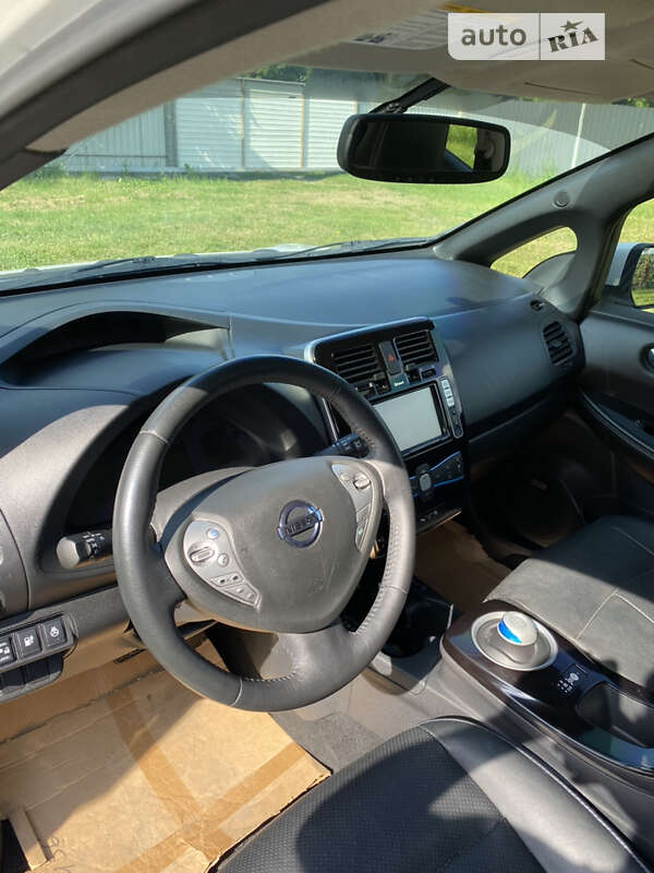 Хэтчбек Nissan Leaf 2013 в Буске