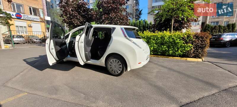 Хэтчбек Nissan Leaf 2015 в 