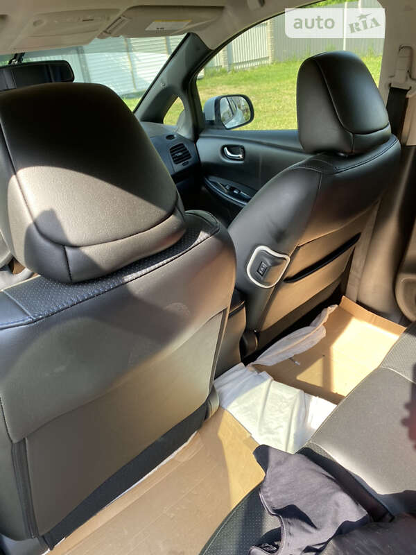 Хэтчбек Nissan Leaf 2013 в Буске
