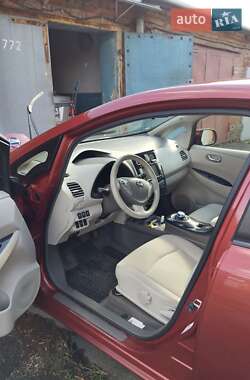 Хэтчбек Nissan Leaf 2012 в 