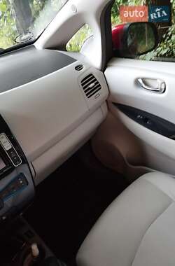 Хэтчбек Nissan Leaf 2012 в 