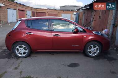 Хэтчбек Nissan Leaf 2012 в 