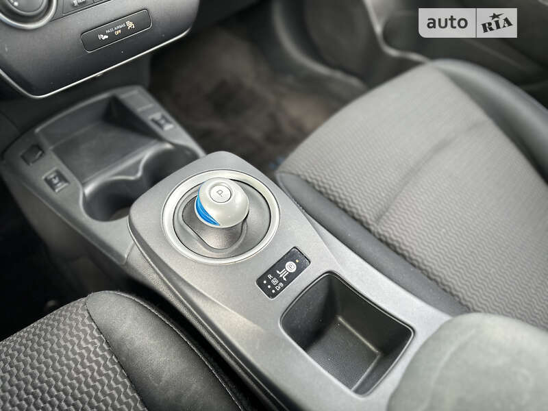 Хэтчбек Nissan Leaf 2015 в Львове