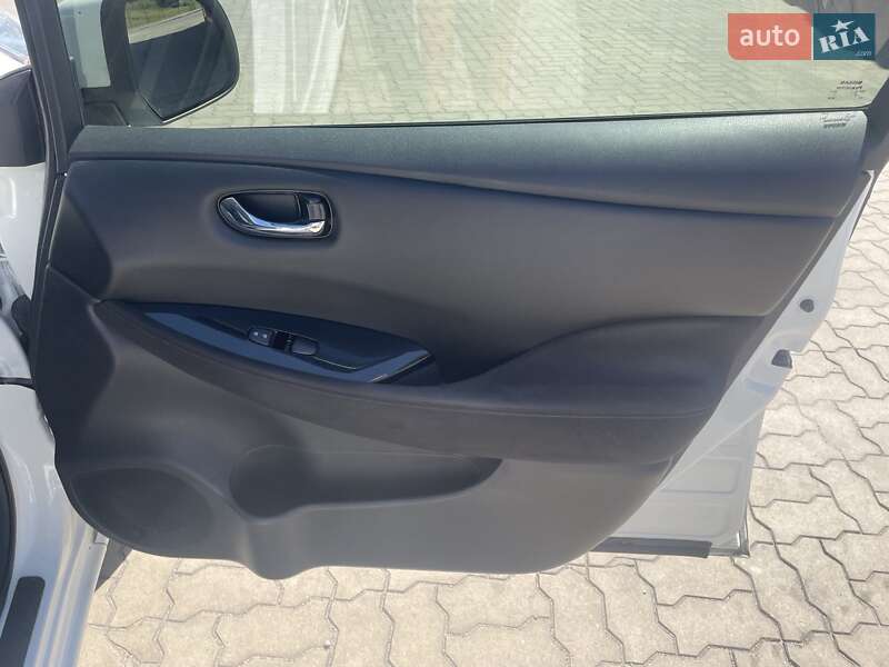 Хэтчбек Nissan Leaf 2015 в Каменском