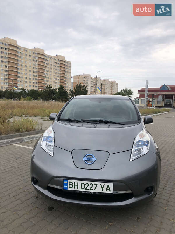 Хэтчбек Nissan Leaf 2013 в Черноморске