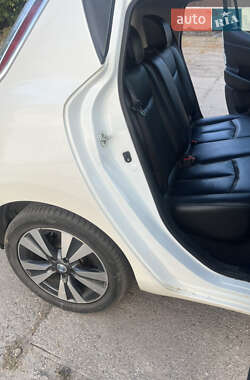 Хэтчбек Nissan Leaf 2013 в 