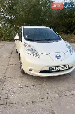 Хэтчбек Nissan Leaf 2013 в 