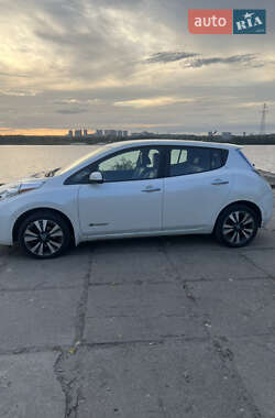 Хэтчбек Nissan Leaf 2013 в 
