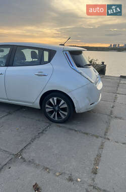 Хэтчбек Nissan Leaf 2013 в 