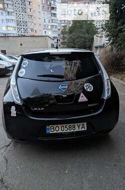 Хэтчбек Nissan Leaf 2013 в 