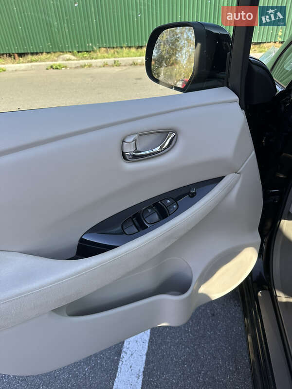 Хэтчбек Nissan Leaf 2011 в Киеве