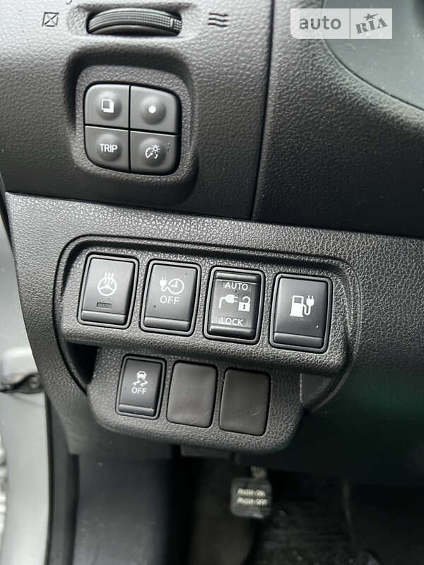 Хетчбек Nissan Leaf 2014 в Дніпрі