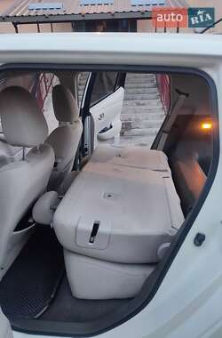 Хэтчбек Nissan Leaf 2012 в 