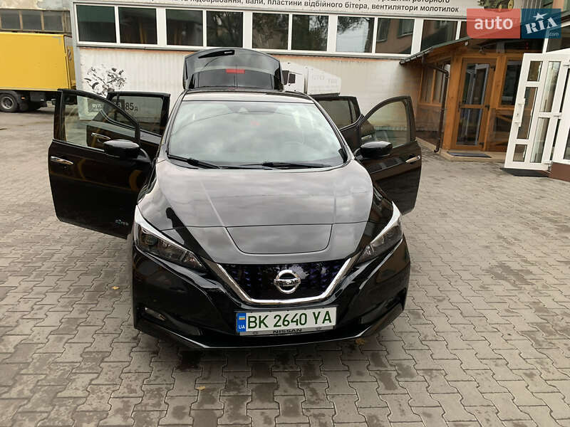 Хэтчбек Nissan Leaf 2018 в 
