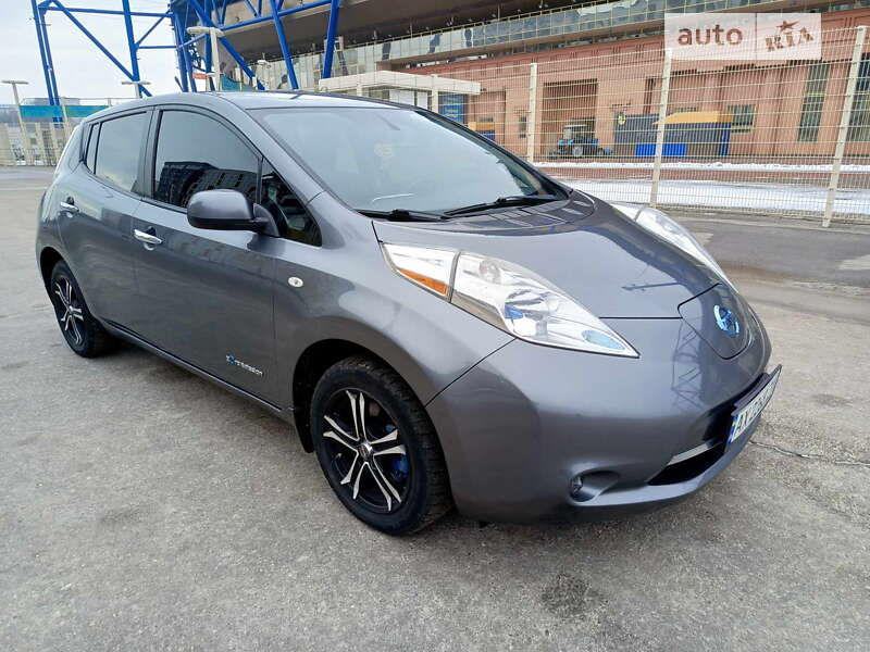 Хэтчбек Nissan Leaf 2014 в 