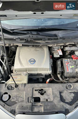 Хэтчбек Nissan Leaf 2014 в 