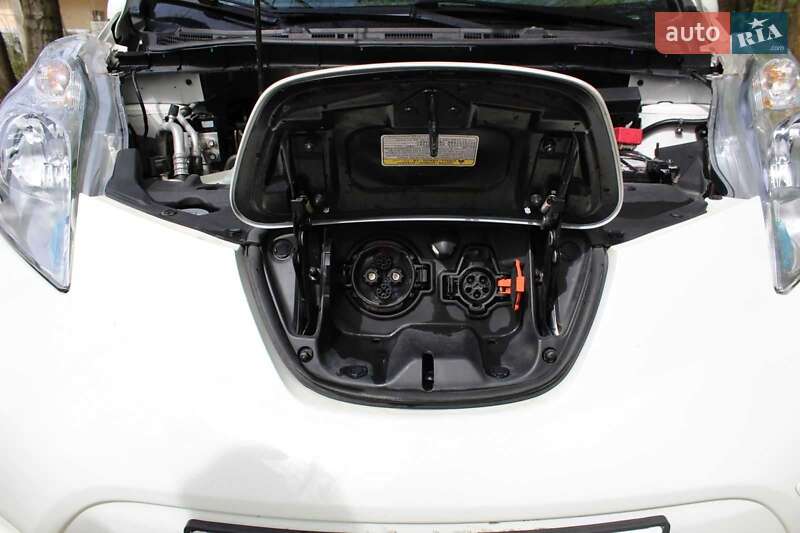 Хетчбек Nissan Leaf 2016 в Ужгороді