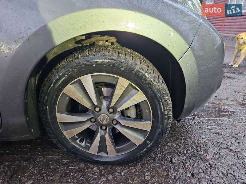 Хетчбек Nissan Leaf 2013 в Умані