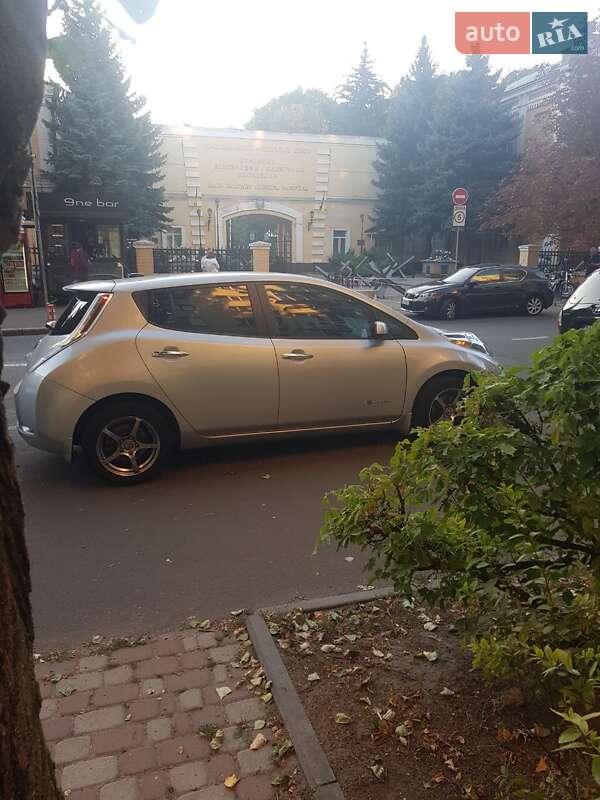 Хетчбек Nissan Leaf 2013 в Києві