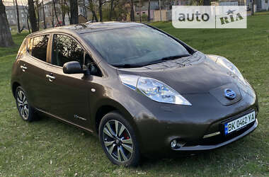 Хэтчбек Nissan Leaf 2015 в Сарнах