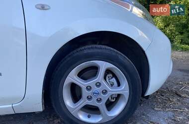 Хэтчбек Nissan Leaf 2012 в 