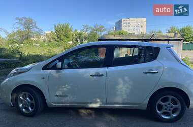Хэтчбек Nissan Leaf 2012 в 