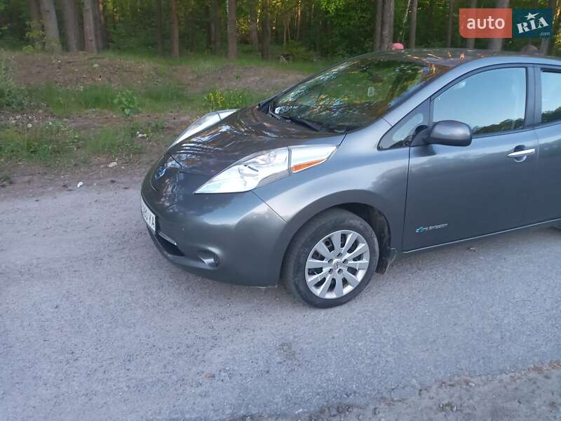 Хэтчбек Nissan Leaf 2015 в Полонном