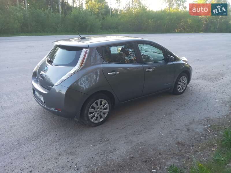 Хэтчбек Nissan Leaf 2015 в Полонном