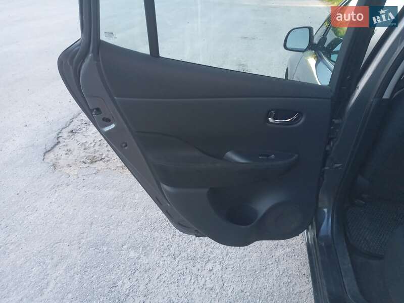 Хэтчбек Nissan Leaf 2015 в Полонном