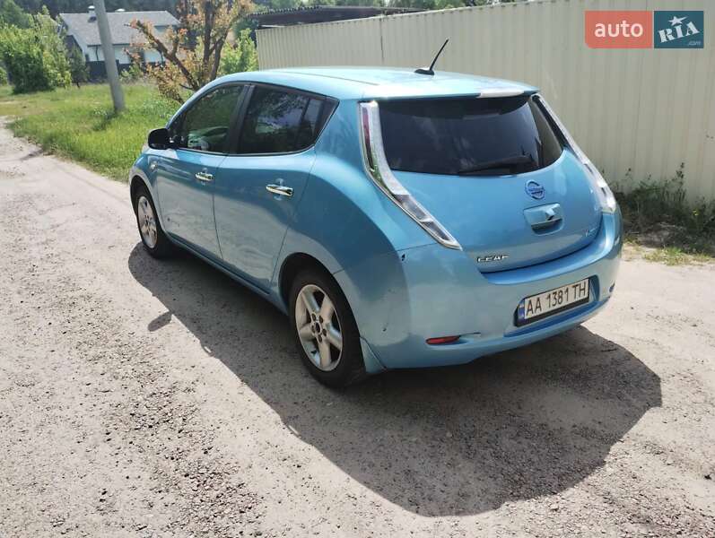 Хэтчбек Nissan Leaf 2015 в Киеве