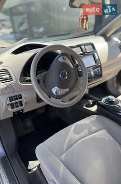 Хэтчбек Nissan Leaf 2012 в 