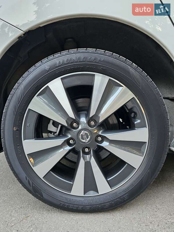 Хетчбек Nissan Leaf 2013 в Дніпрі