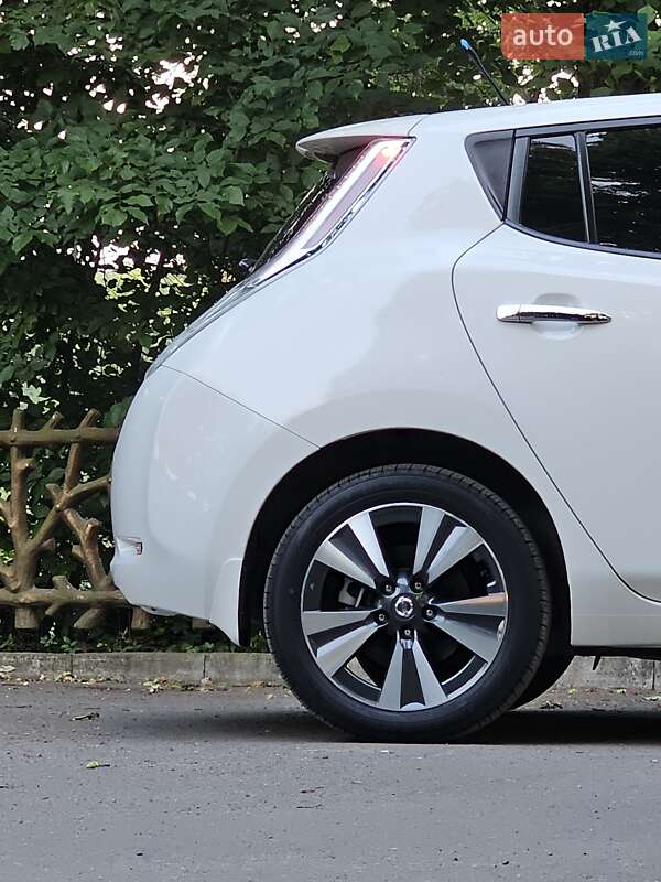 Хетчбек Nissan Leaf 2013 в Дніпрі