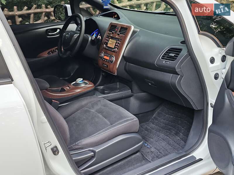 Хетчбек Nissan Leaf 2013 в Дніпрі