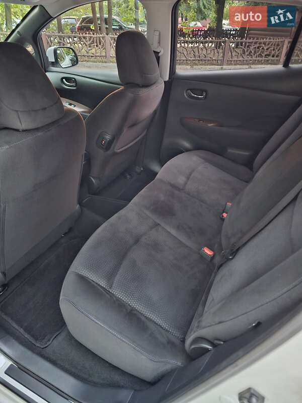 Хетчбек Nissan Leaf 2013 в Дніпрі