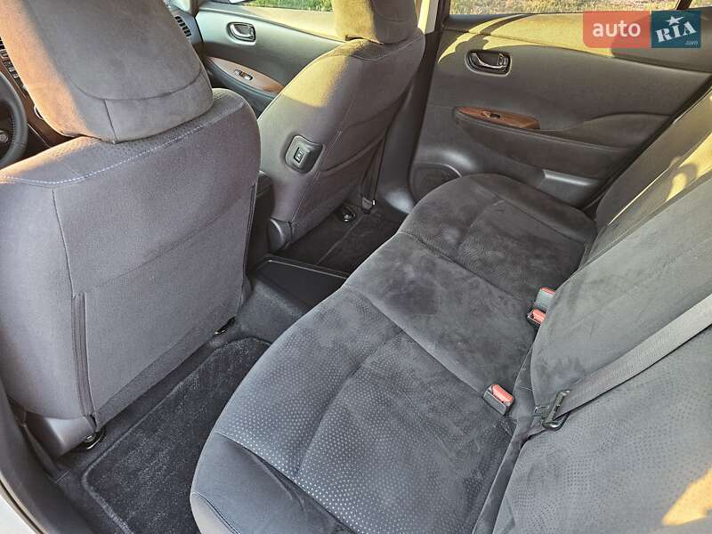 Хетчбек Nissan Leaf 2013 в Дніпрі