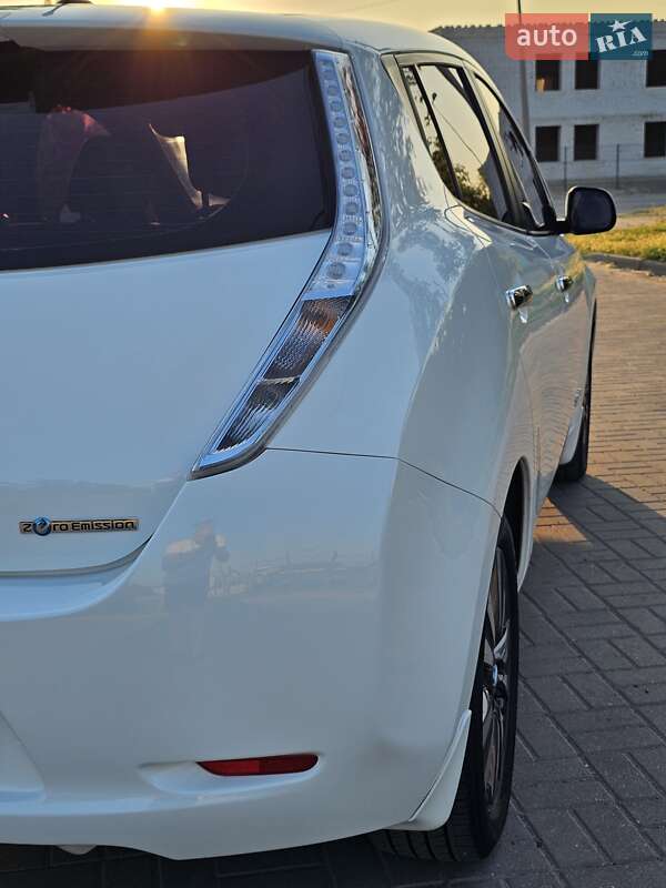 Хетчбек Nissan Leaf 2013 в Дніпрі