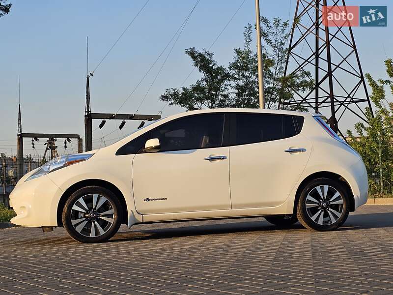 Хетчбек Nissan Leaf 2013 в Дніпрі