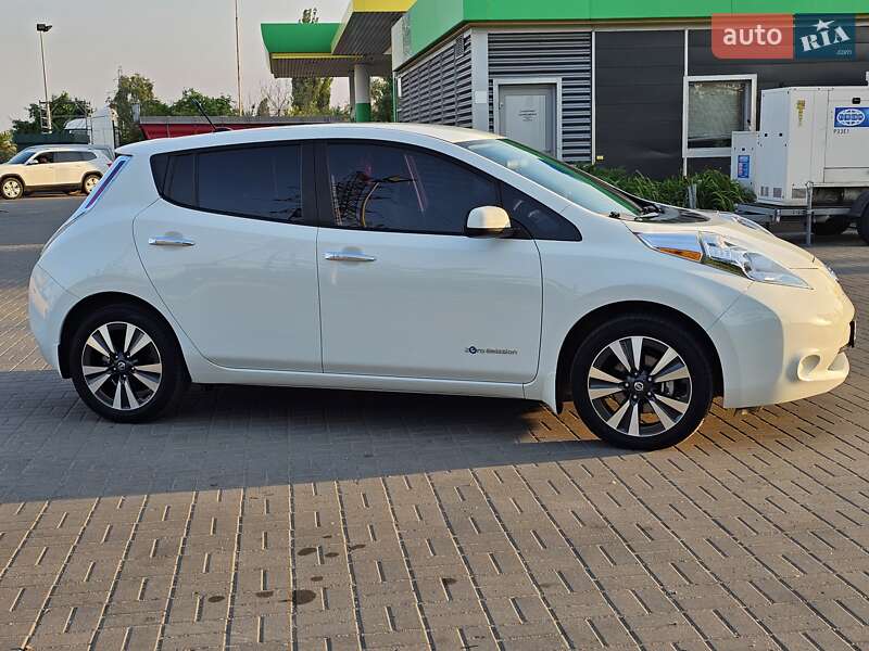 Хетчбек Nissan Leaf 2013 в Дніпрі